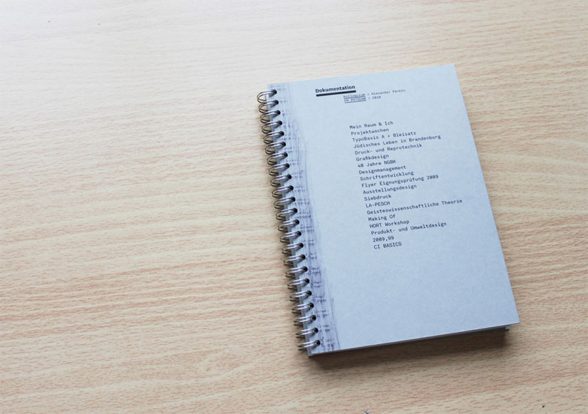 Dokumentation fürs Kolloquium – Insgesamt 18 ausgewählte Kurse/Projekte, die in den letzten 3 Semestern im Grundstudium entstanden sind. Format: DIN A5. Papier: Steinbeis TrendWhite 80g/m2. Druck: InkJet. Bindung: „Japanische“ / Ringbindung. (FH Potsdam, 2010)